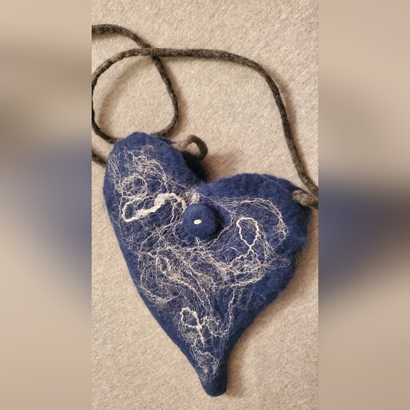 ETSY wet felt heart-shaped over the shoulder small purse - Picture 3 of 6